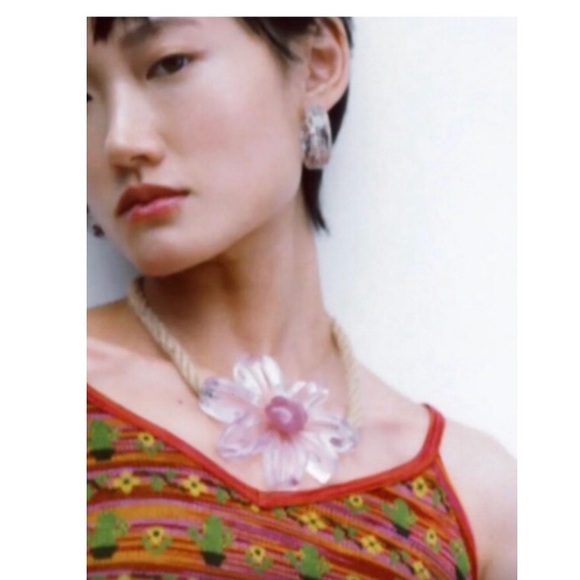 NWOT • ZARA • Beautiful Daisy Flower Statement Rope Necklace • Pink Resin - Picture 9 of 10